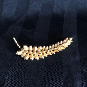 Vtg Gold Tone Leaf Brooch
